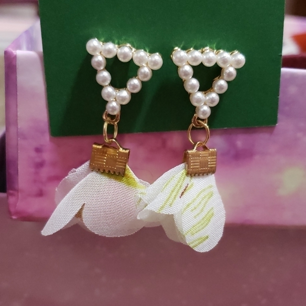 White And Green Tassel Earrings Nwt Hand Made 10$